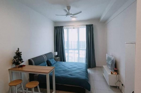 Cozy Sky Trees Bukit Indah with Smart TV l Pool B8